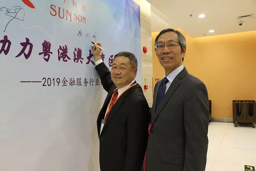 陳永昌總裁和宸鴻科技集團(tuán)總裁兼首席執(zhí)行官、宸展光電董事長(zhǎng)孫大明（左）合影