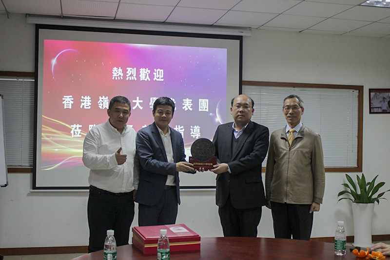 王永峰董事長向周文港博士贈禮并合影