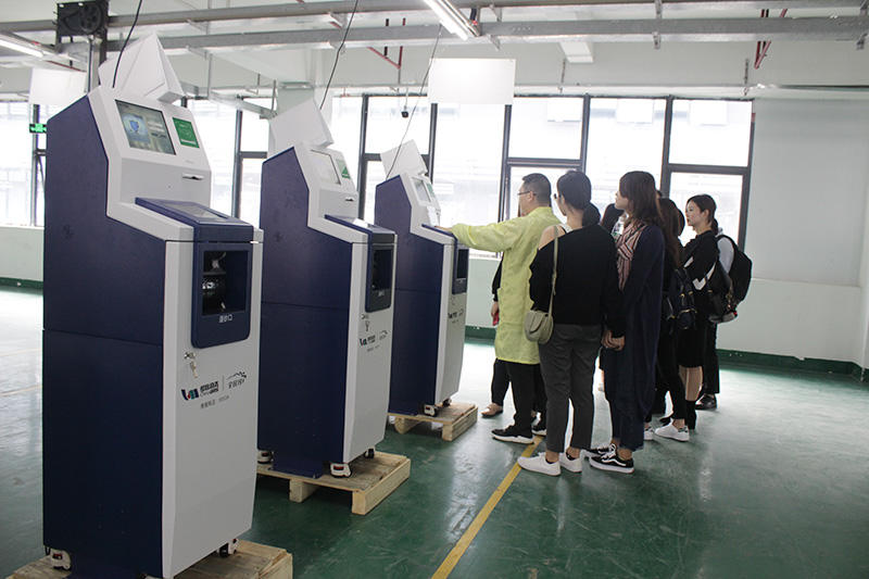 香港嶺南大學(xué)代表團參觀旭子自助終端生產(chǎn)車間