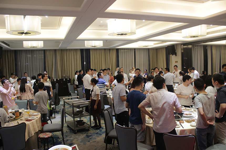 旭子人共舉杯，同慶中秋佳節(jié)