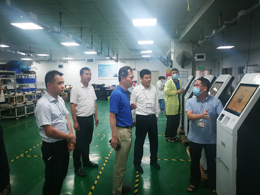 參觀車間，了解農業(yè)銀行船票售賣設備