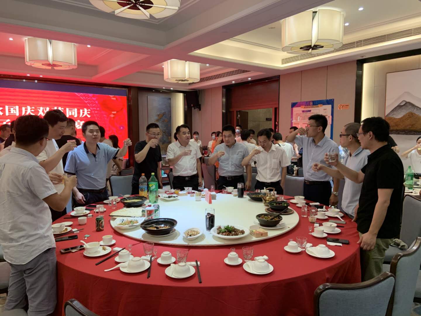 中秋國慶雙節(jié)同慶，旭子家人團(tuán)圓宴